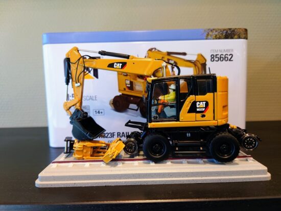 M323F RAILROAD WHEEL EXCAVATOR 1:50